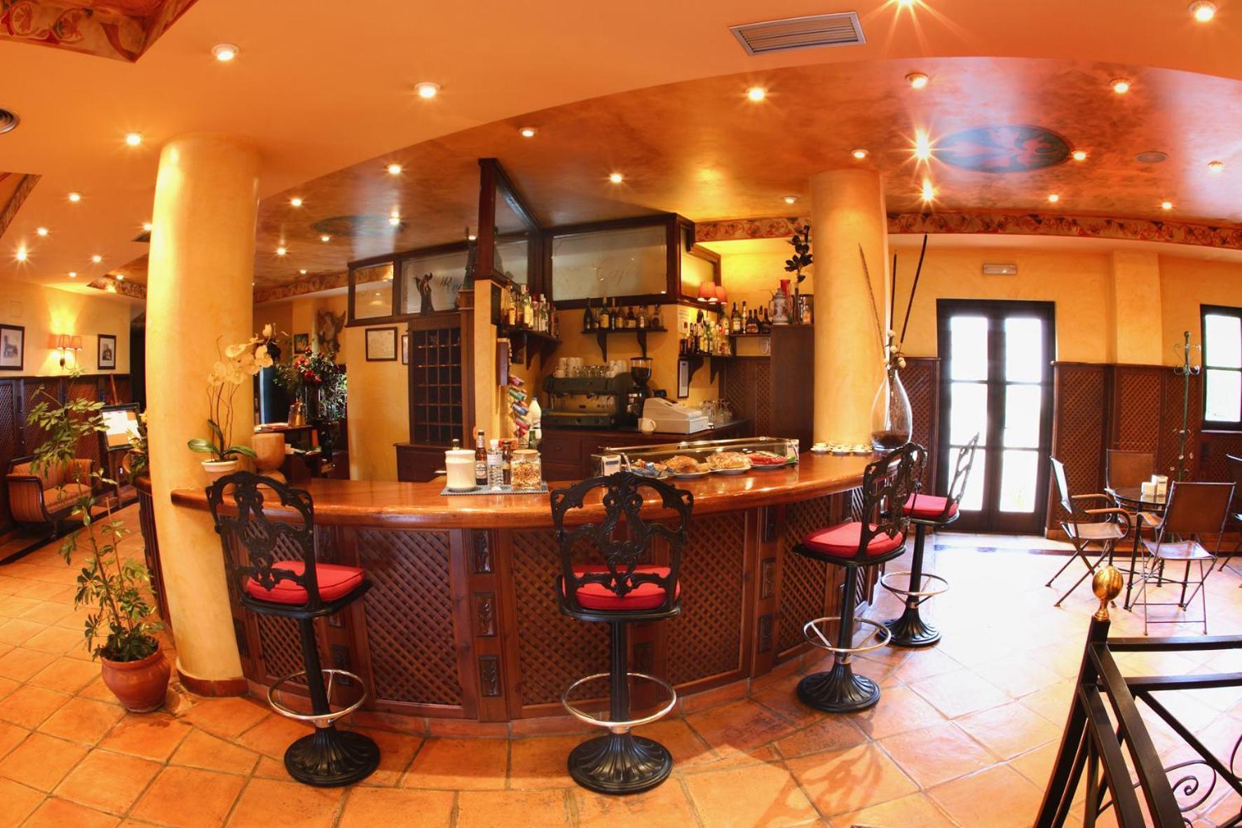 Hotel Comillas Luaran gambar